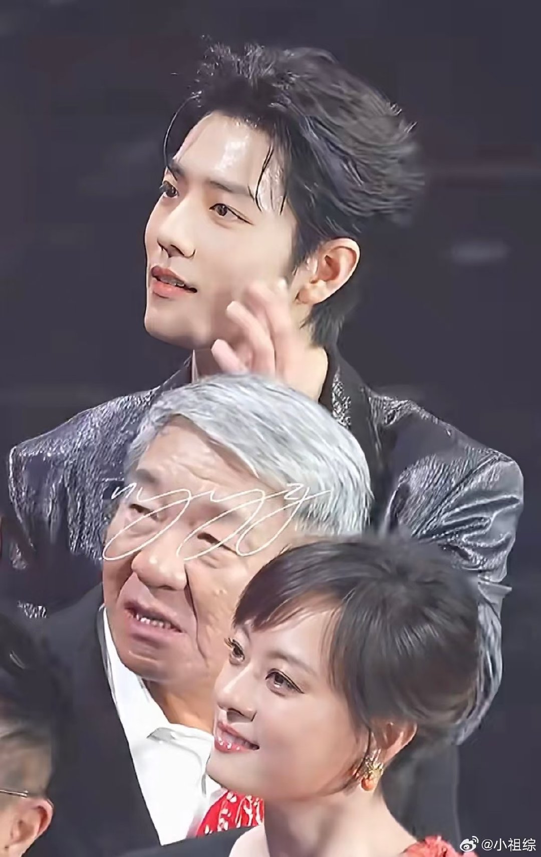 谁来给肖战递张纸肖战流汗后更加貌美了这是什么神仙颜值！肖战易出汗体质，满头大