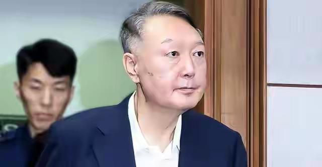 韩国检方判处尹锡悦10年有期徒刑，这一消息犹如一颗重磅炸弹，瞬间引爆了整个社会的