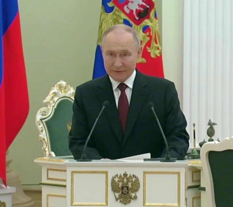 【信心】12月31日，俄罗斯总统普京向俄民众发表新年贺词，期间表达了对参与对乌