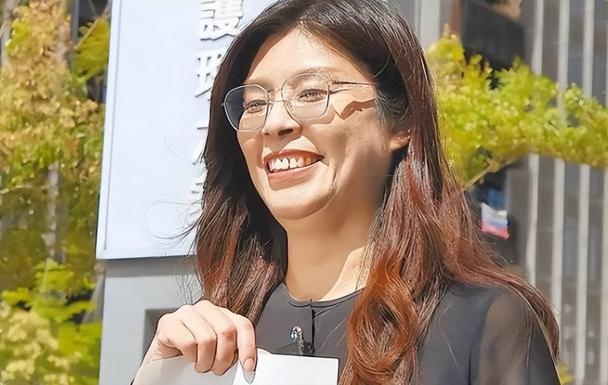 太猛了！国民党绕着走。郑丽文迎难而上！上任才八天。就去马场町献花鞠躬