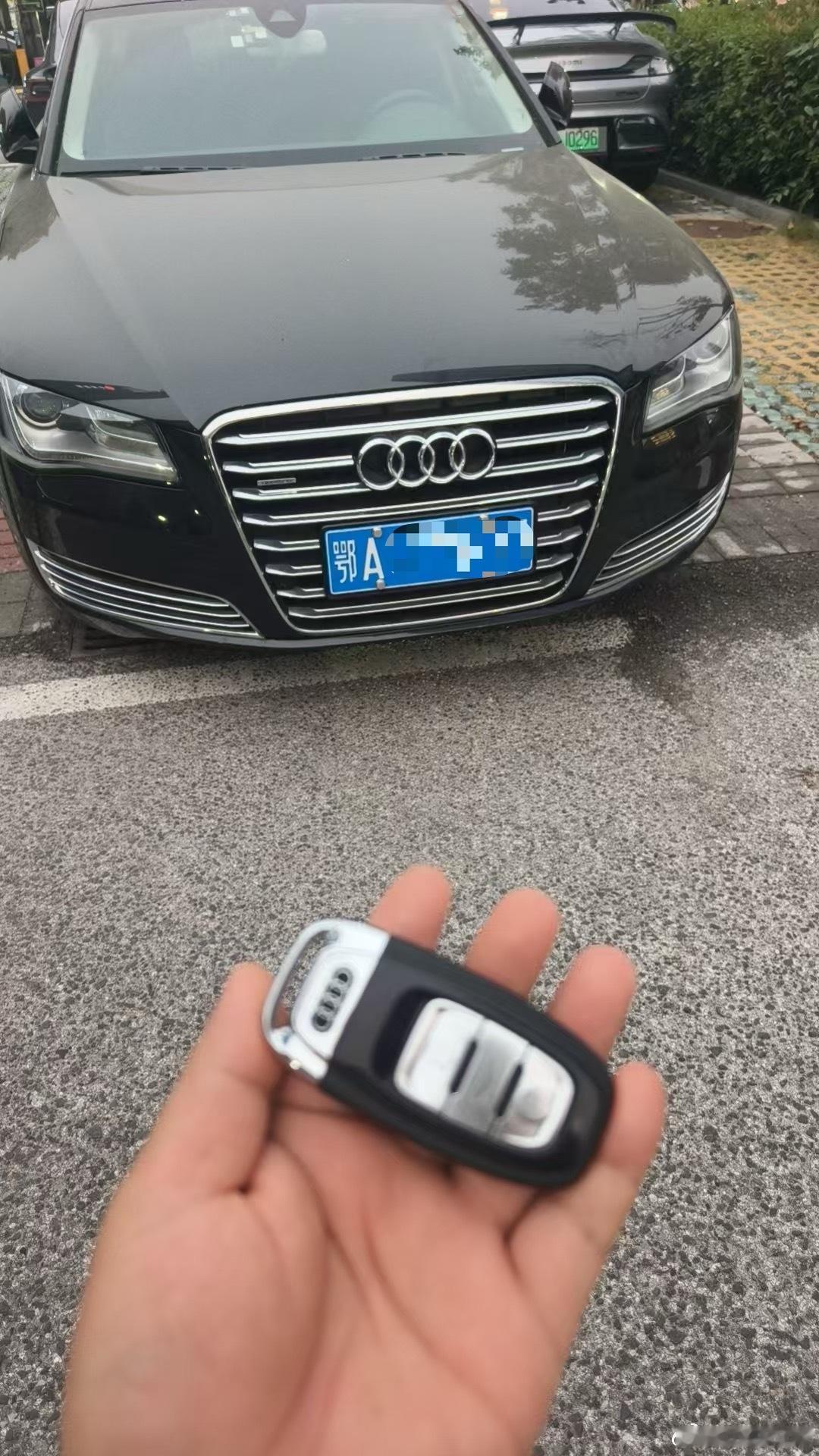 益达说有个全网很牛逼的车我说什么产品报一遍奥迪A82014年个人一手仅仅