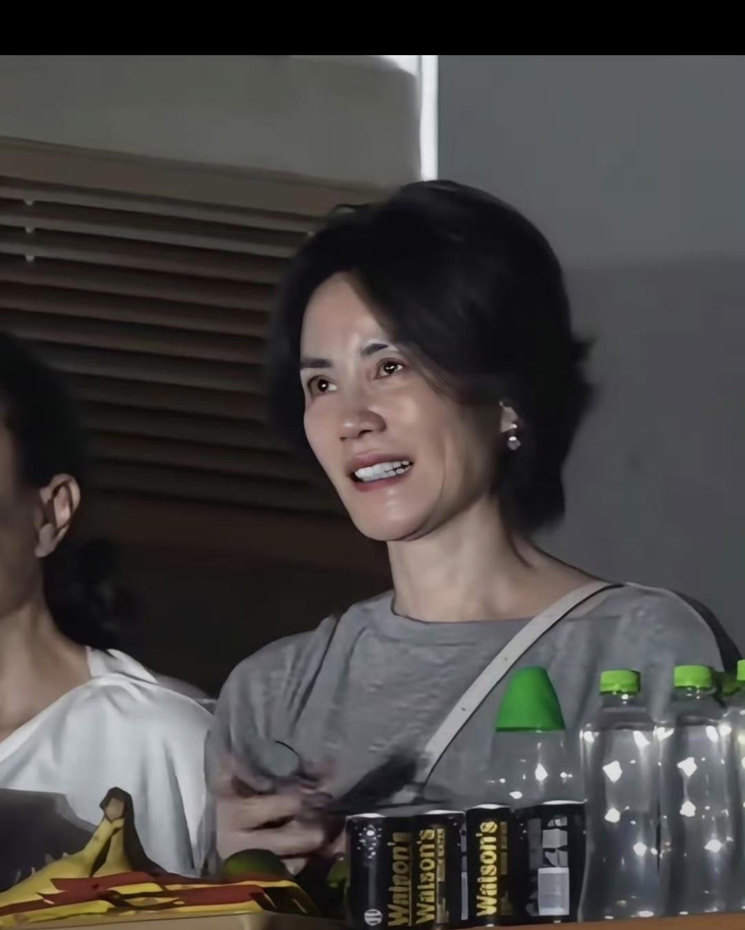 哪有那么多不老神话，高清镜头下她长这个样子！不过话说回来马上六十岁了人了，能保