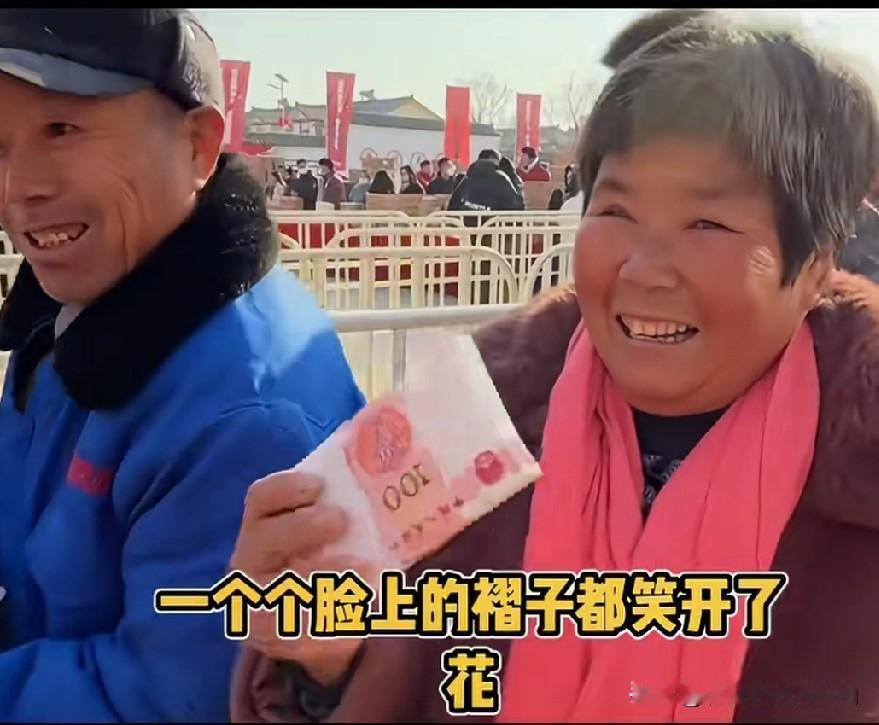 谁说富贵不还乡？你看刘强东，大张旗鼓给村里人发福利了，60岁以上的老人直接给