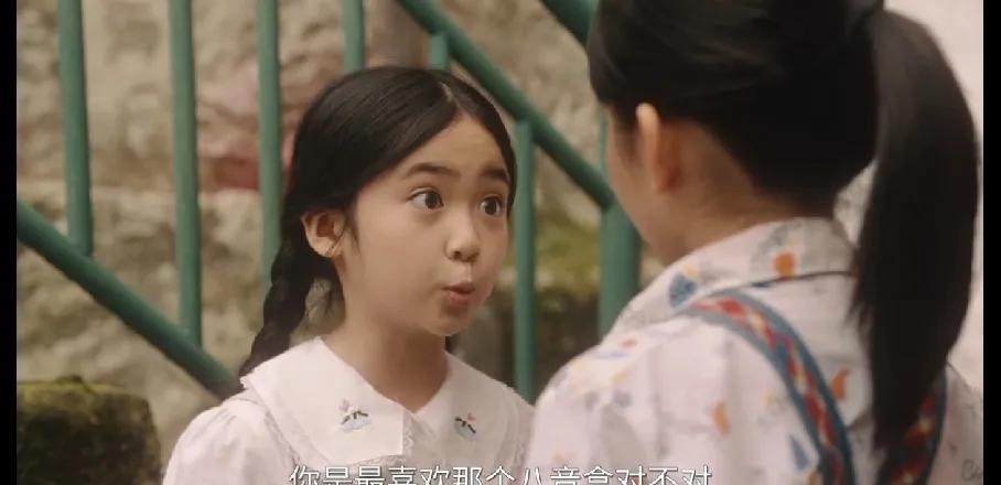 央视八套黄金档时间正在热播的《利剑玫瑰》里出现了一个演技精湛的小小星二代，你看出