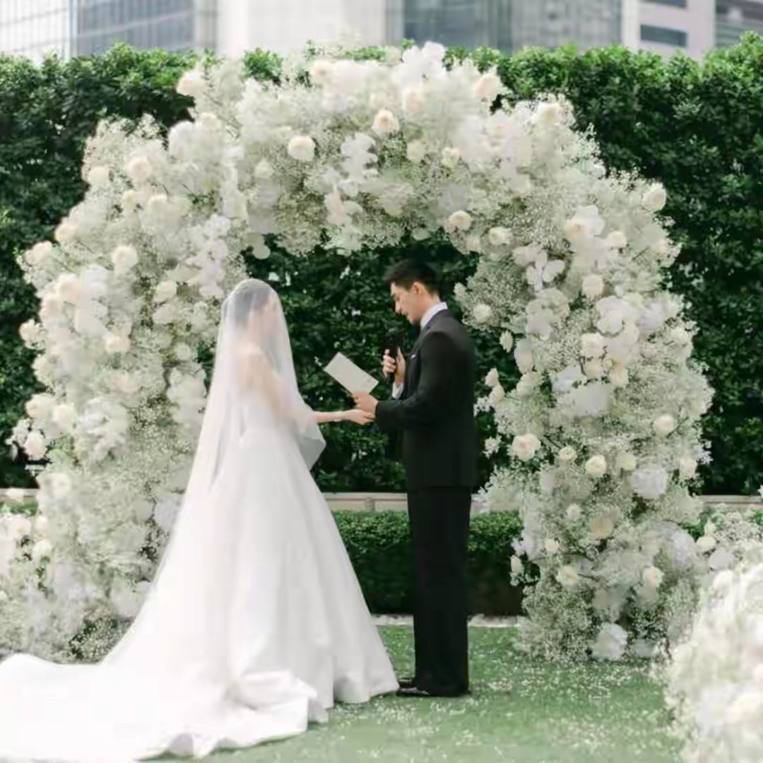 吴婉芳穿旧裙参加二儿子婚礼，小女儿手部有残缺，二儿媳穿旗袍美