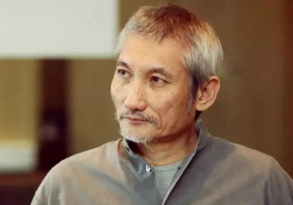 当年，徐克筹备电影《青蛇》，他打给巩俐，说:你愿意演白蛇吗？。巩俐反问：谁演青蛇