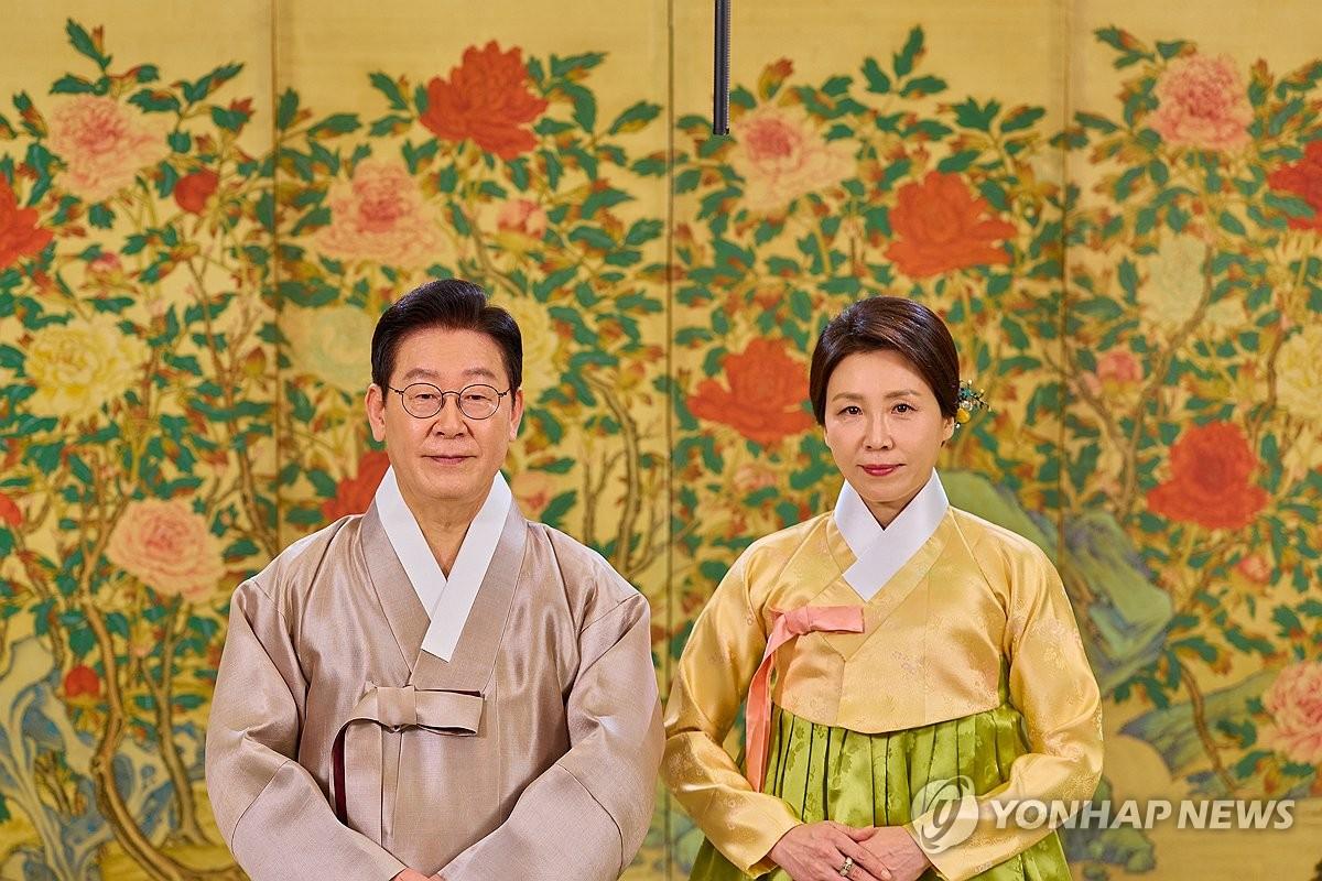 有讲究、有细节！韩国总统李在明夫妇的拜年画面，充满精心设计的政治叙事。李在