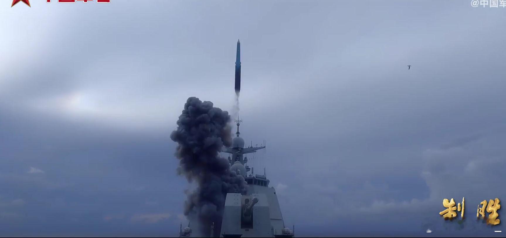 美“战区”网评论中国海军052D驱逐舰首次实射YJ-20反舰弹道导弹，称这型军舰
