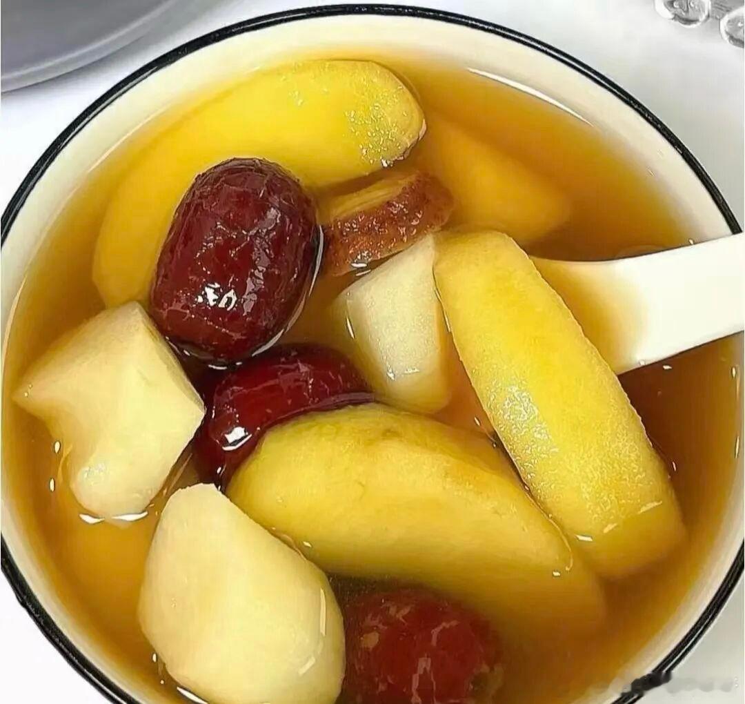 周末在家煮碗苹果水一个苹果、一壶水、简单的搭配，就能让我们的脾胃从内到外暖起来，