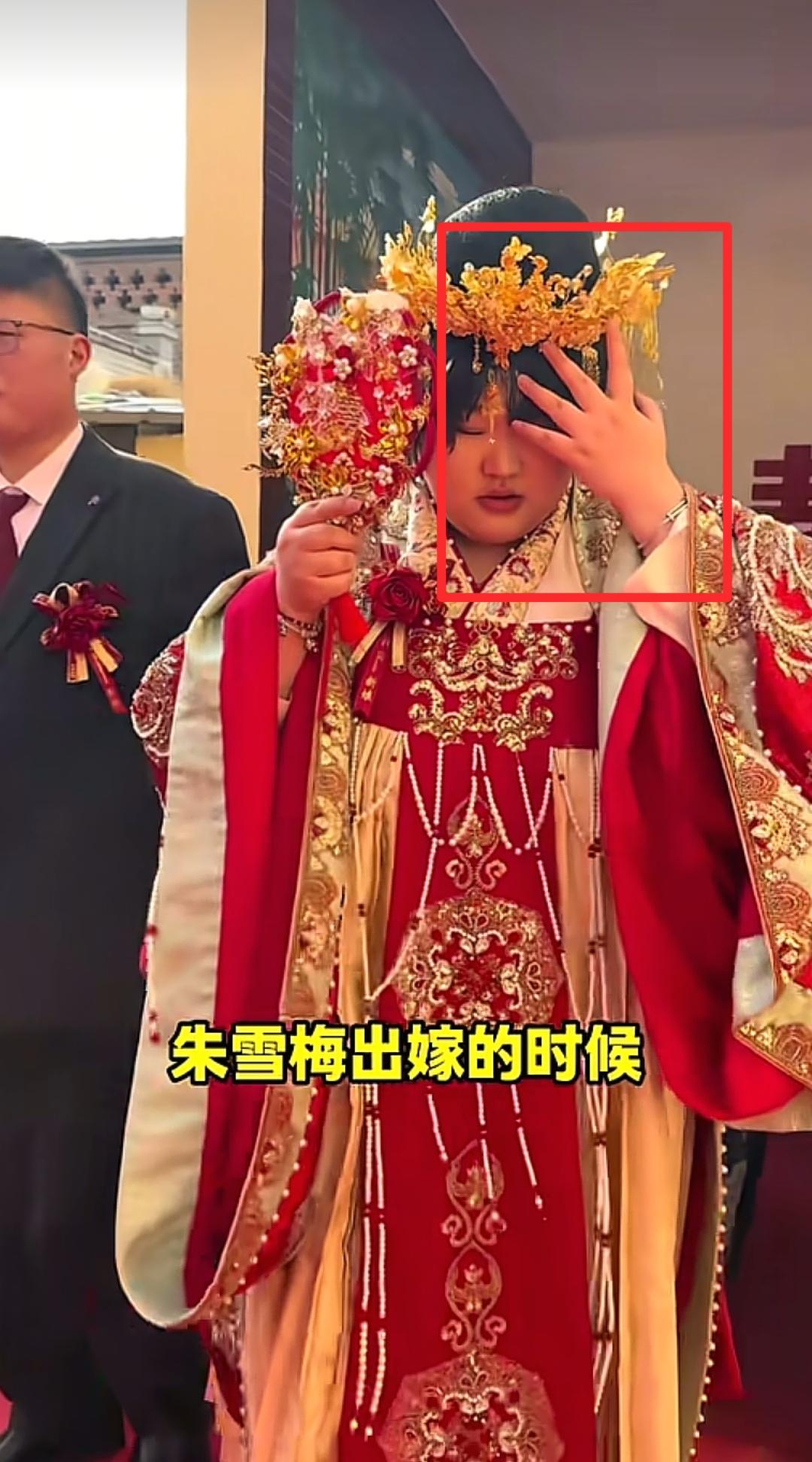 大衣哥嫁女婚礼上的糊涂人！不是大衣哥也不是新郎，而是为新娘盘头发的化妆师，新