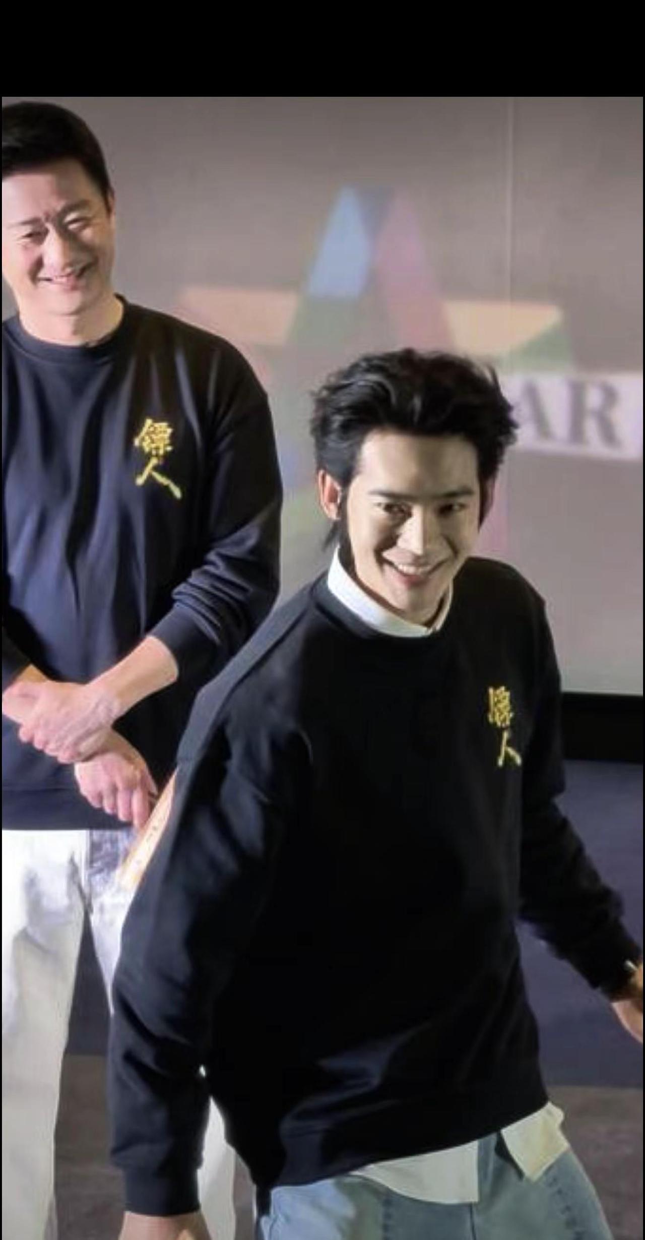 吴京看于适那眼神，根本不是前辈看后辈。那是老狼在狼崽子身上闻到了自己年轻时的血