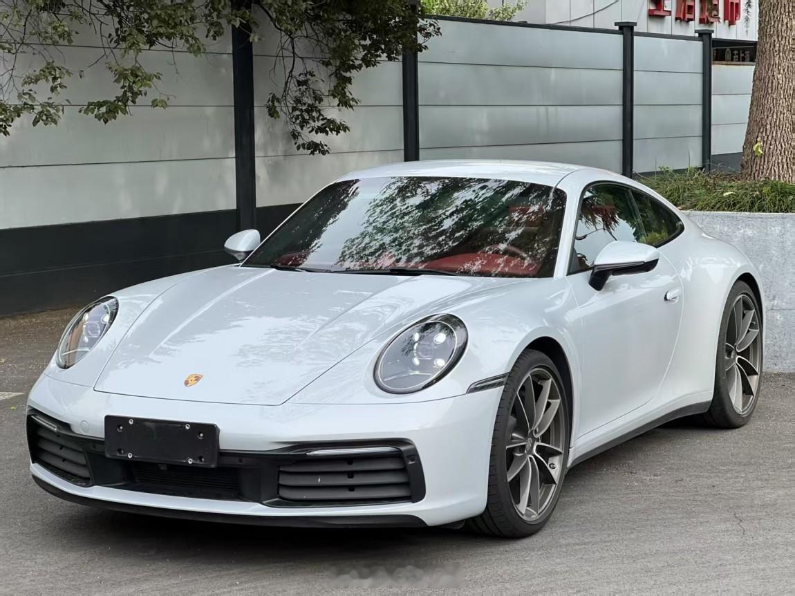 保时捷911Carrera凌空灰外观搭配波尔多红内饰2024年06月份上牌，