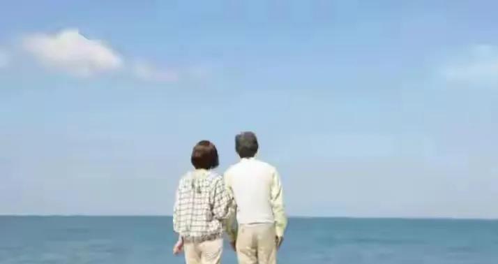 60多岁的夫妻，退休以后，如果妻子去儿女家带娃，留守家里的男人一个人过日子没滋没