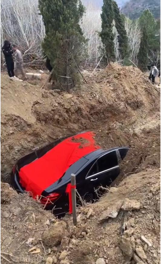 辽宁辽阳的一场葬礼，在网上闹得沸沸扬扬，不少人看完视频都觉得又震惊又不解。葬礼现