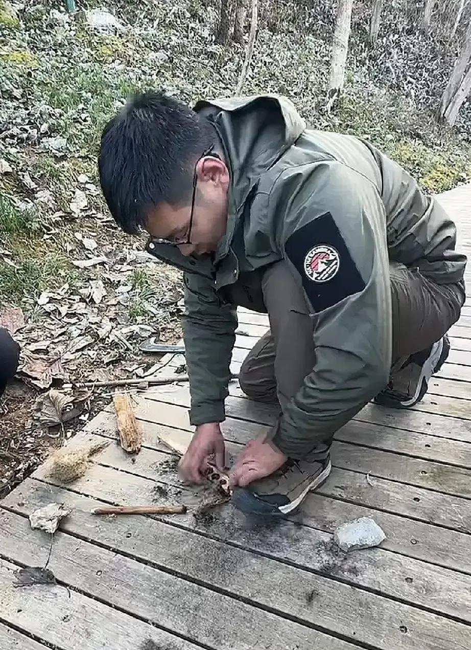 道友在《荒野求生》决赛里硬是用双手搓木头生火，搓了四十分钟，掌心磨破皮才冒火星。