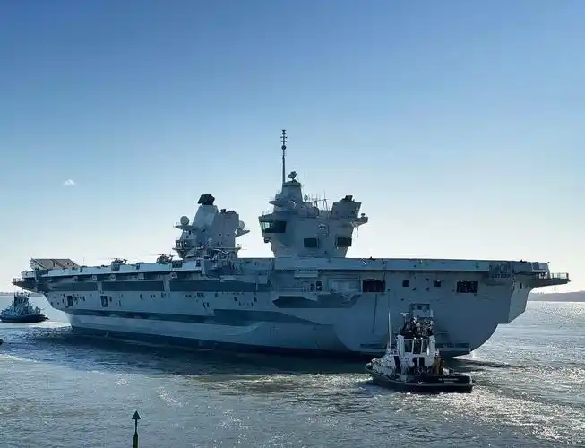 英国海军这回恐怕要吃不了兜着走了！因为他们的“威尔士亲王”号航母战斗群刚刚进入南