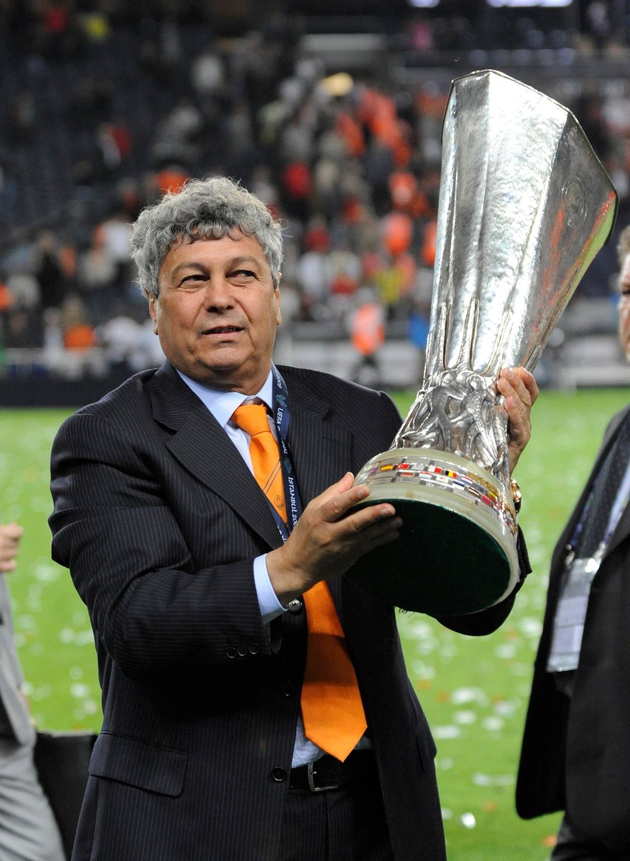 足坛40后教练——卢塞斯库1945年出生，已经80岁的的罗马尼亚队主帅卢塞斯