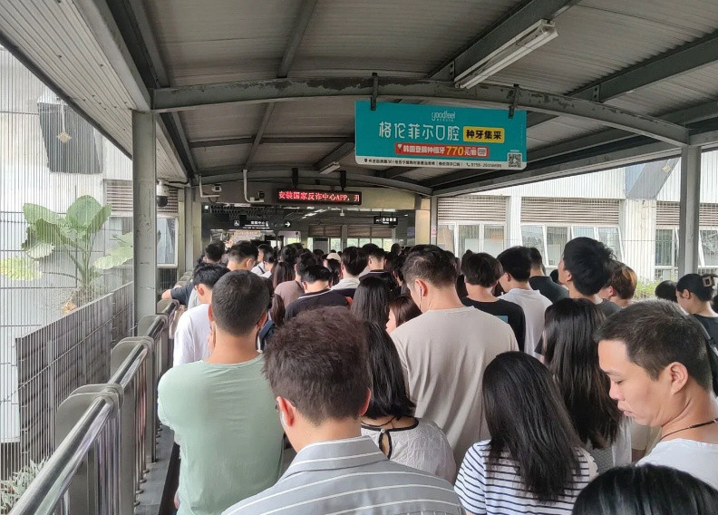 深圳安检就深圳安检等级提高，进站需排队需近半小时，已发生多起冲突事件，大量乘客