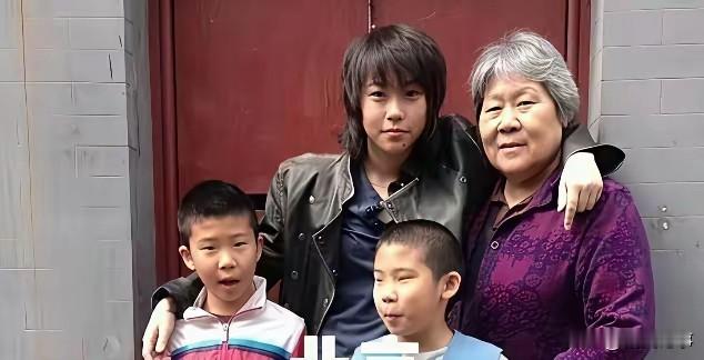 窦靖童回北京胡同探亲，王菲的教育，让血缘超越大人恩怨。镜头下，窦靖童打扮简约轻松，身边站着奶奶和两位