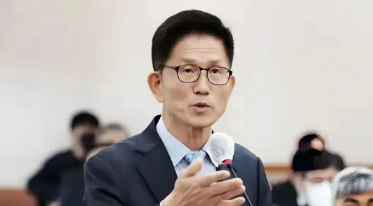 韩国李在明与金文洙之间的竞争已愈发激烈，甚至达到白热化程度。眼下虽尚未进入真正