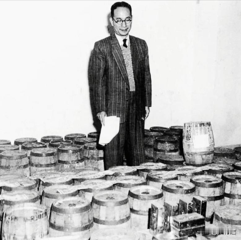 1949年，从大陆转移到台湾的黄金，以木桶为载体，总量为386万两。李敖直言不讳