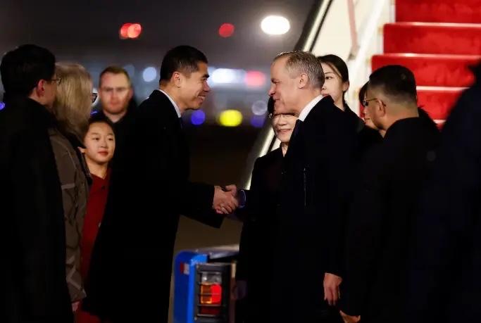 加拿大总理抵达北京的第一天，就迎来好消息，据加拿大外长阿南德表示：在卡尼来之