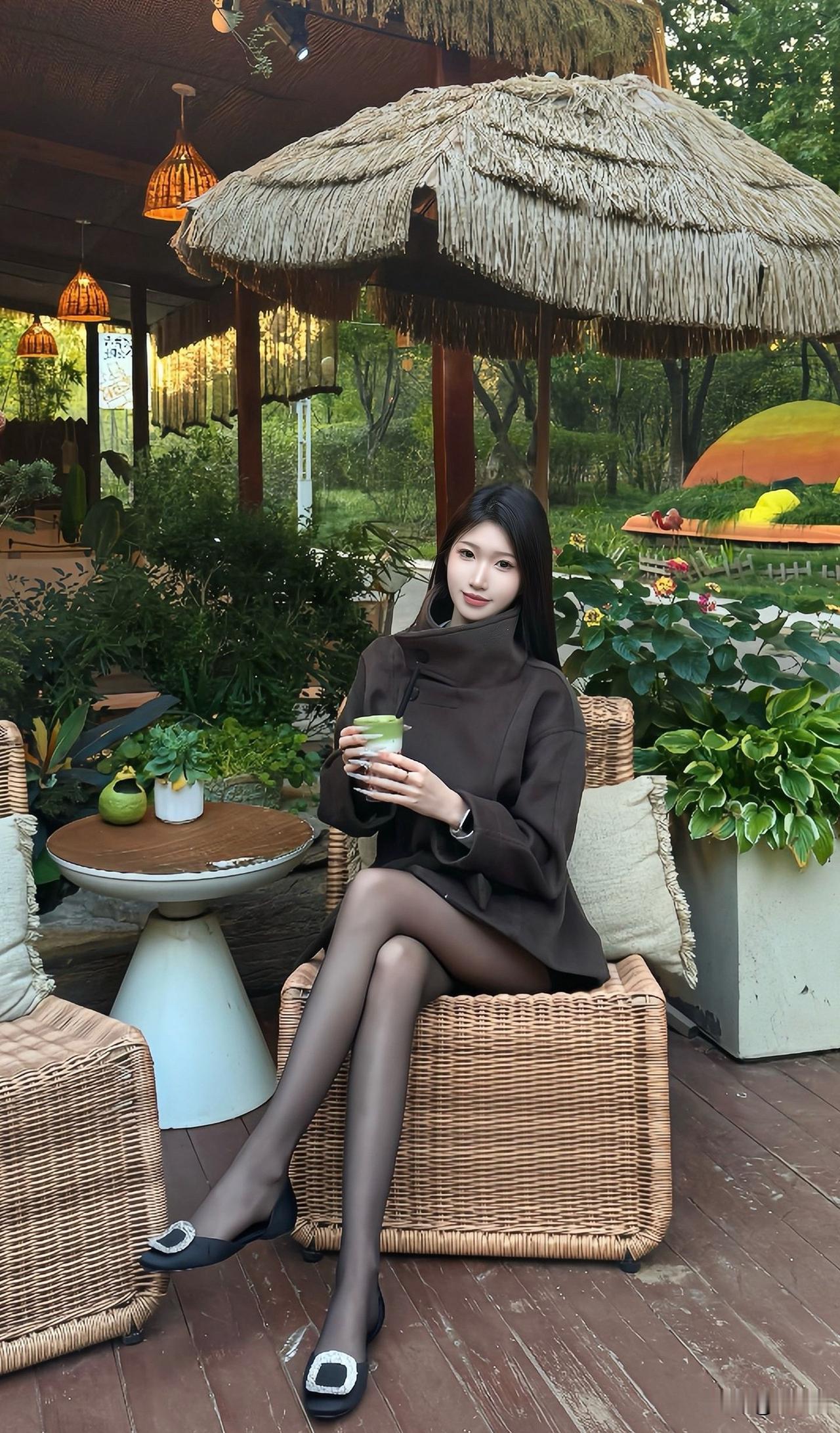 悠闲下午茶时光，在绿意盎然的庭院中享受宁静与美好。居家浪漫下午茶宁静的庭院时光