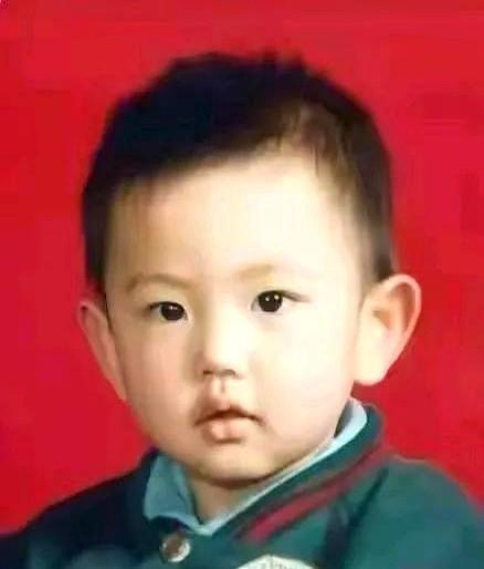谁能想到小时候平平常常的他，一点也没有帅的特质，长大后怎么会那么帅呢？你瞅瞅