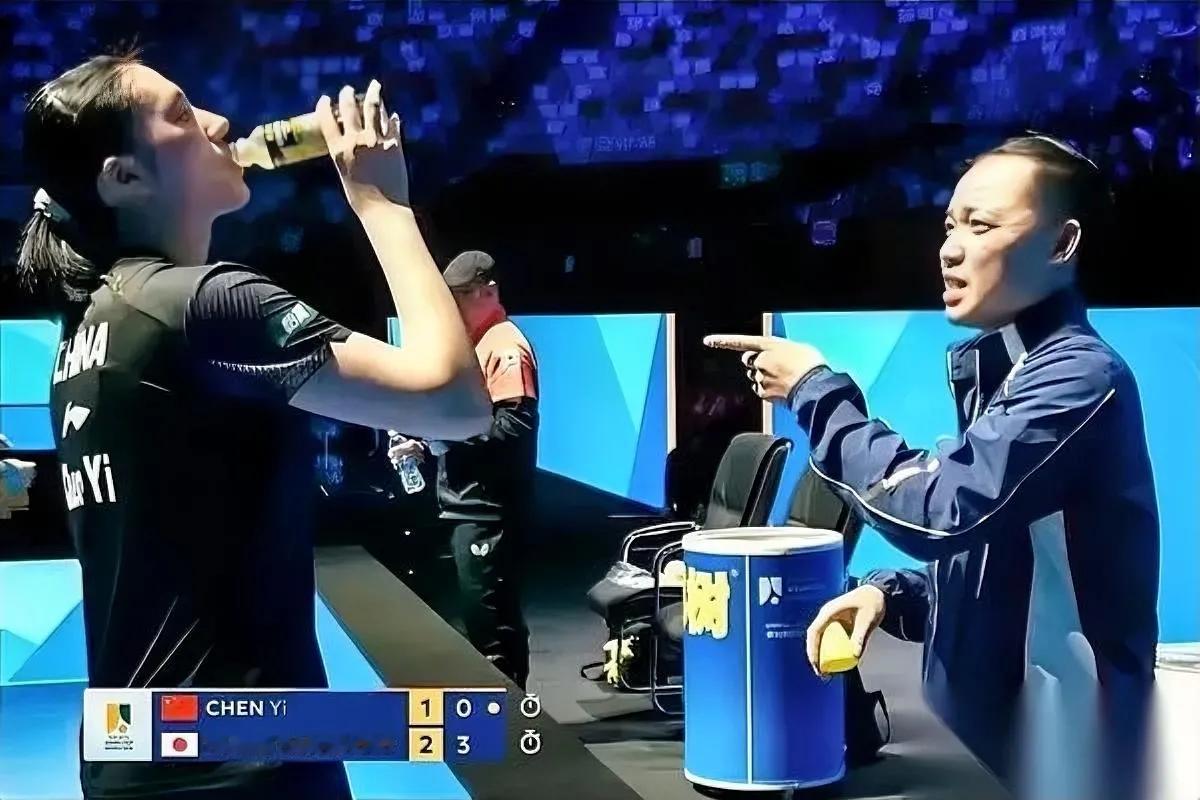 任浩摔了战术板，侯英超解说拍碎了话筒——陈熠这场球，怎么能乱成这样？第一