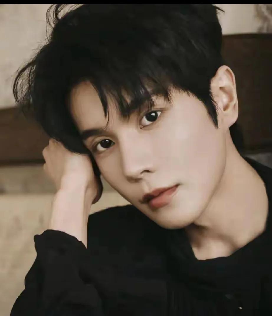 短剧圈又双叒塌房啦！《选个纨绔当爹，养成皇帝就好了》爆火，男主穆庭予本有望冲一线