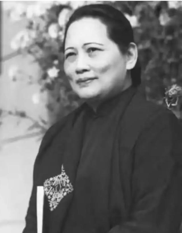 宋美龄106岁去世，贴身厨子回家后不久自尽，事后妻子含泪透露缘由：无路可走！宋美