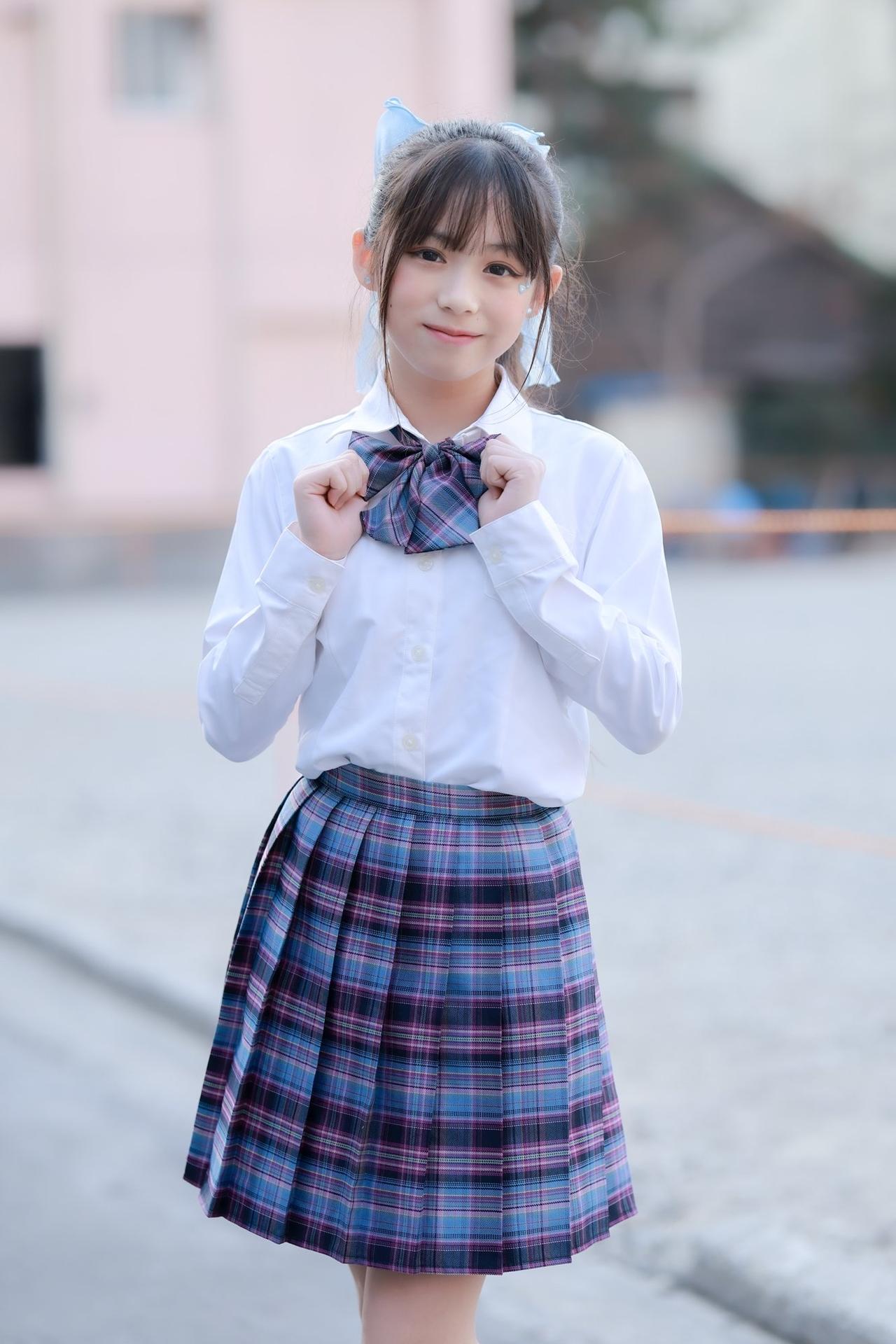 少女校服映日红，青春洋溢笑语中。