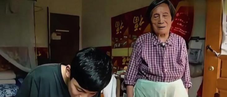 79岁奶奶举债4万带落榜孙子去毛坦厂复读，10年后孙子一句话看哭全网：这才是寒门