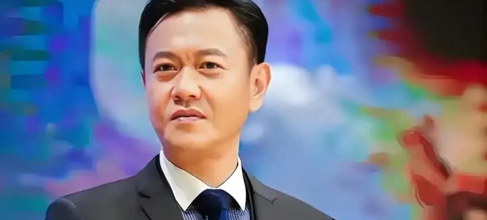 演员冯嘉怡是真的有钱，有媒体爆料身价起码60个亿，他的好友任贤齐早些年找他借钱说