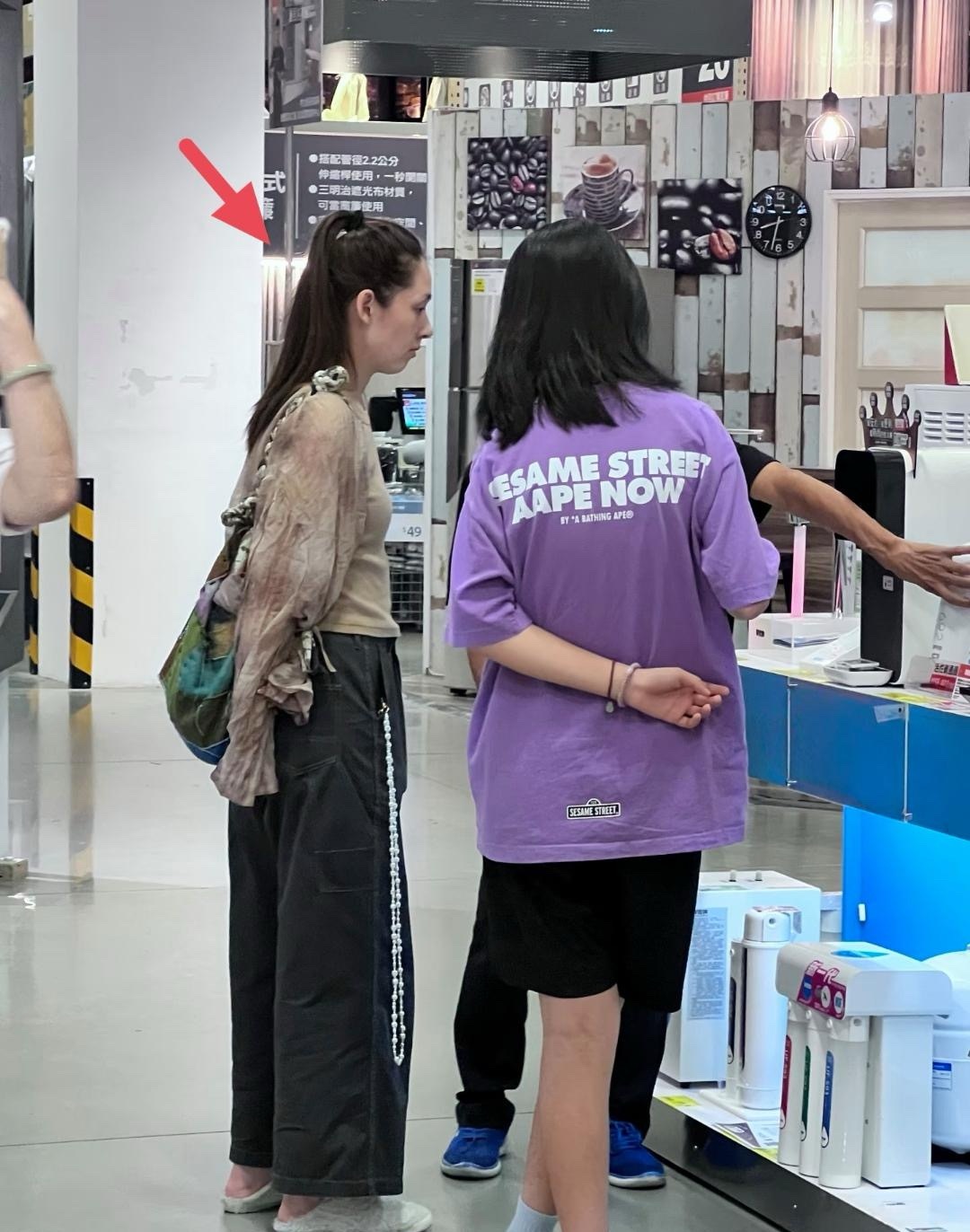 42岁郭碧婷带一对子女在台北逛生活用品展，她的打扮好朴素，脚踩拖鞋，没有化妆，看