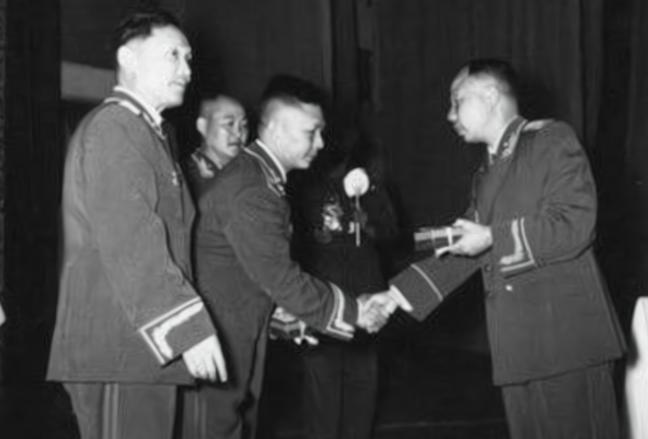 从1952年开始，为了大授衔做准备，我军开始进行级别评定工作。其中，山东军区政治
