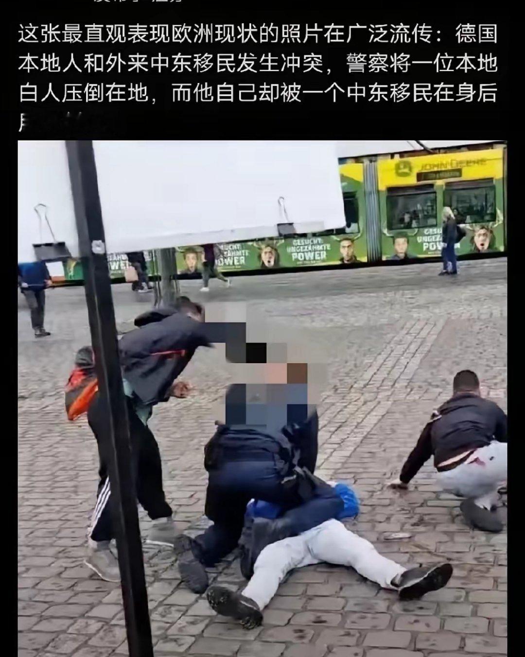 欧洲很傻很天真！警察被非法移民当街捅死！这个事发生在德国曼海姆集市的演讲现场，在