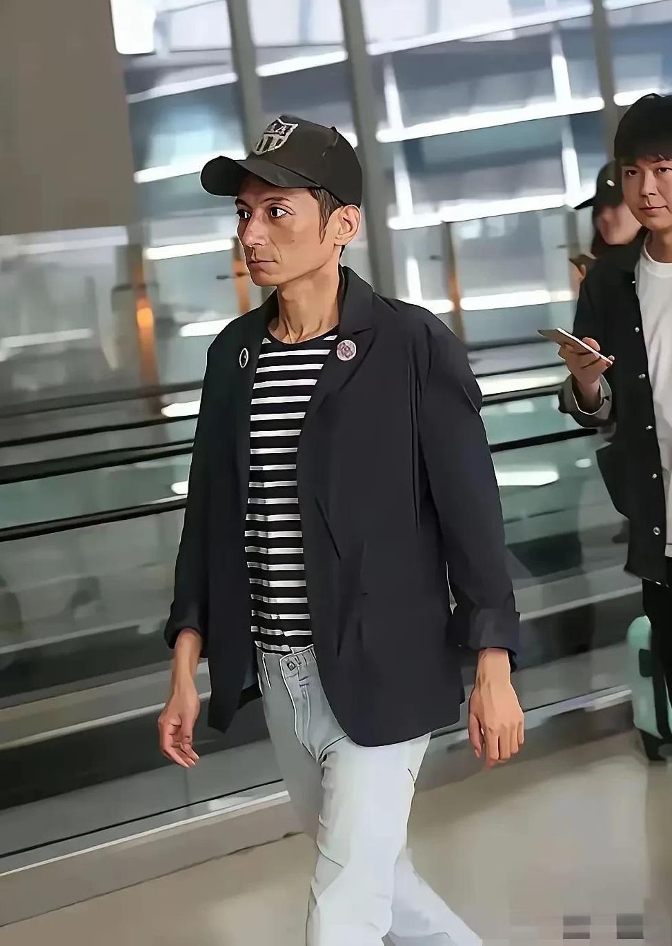 李维嘉现在的状态属实有点吓人了，打眼一看还以为是从非洲来了。不是注重养生和保养
