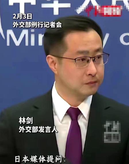 日本人太狠了，忽悠起来连自己也不放过！在外交部记者会，一个日本记者拿到了话筒，整