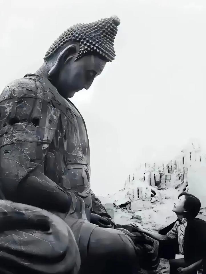 珍贵的影像（91）1934年，梁思成在山西汾阳小相村灵岩寺为林徽因与明代铁佛拍