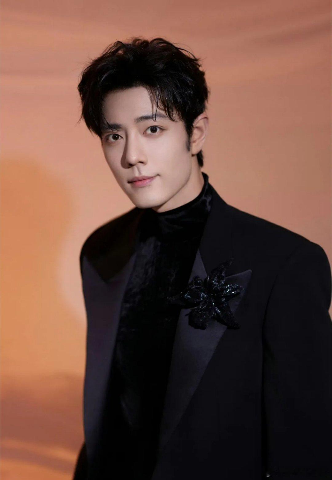 现在好多待爆的小生都在抢肖战新剧里的配角呢！有业内瓜主说，因为《轧戏》里的男二火