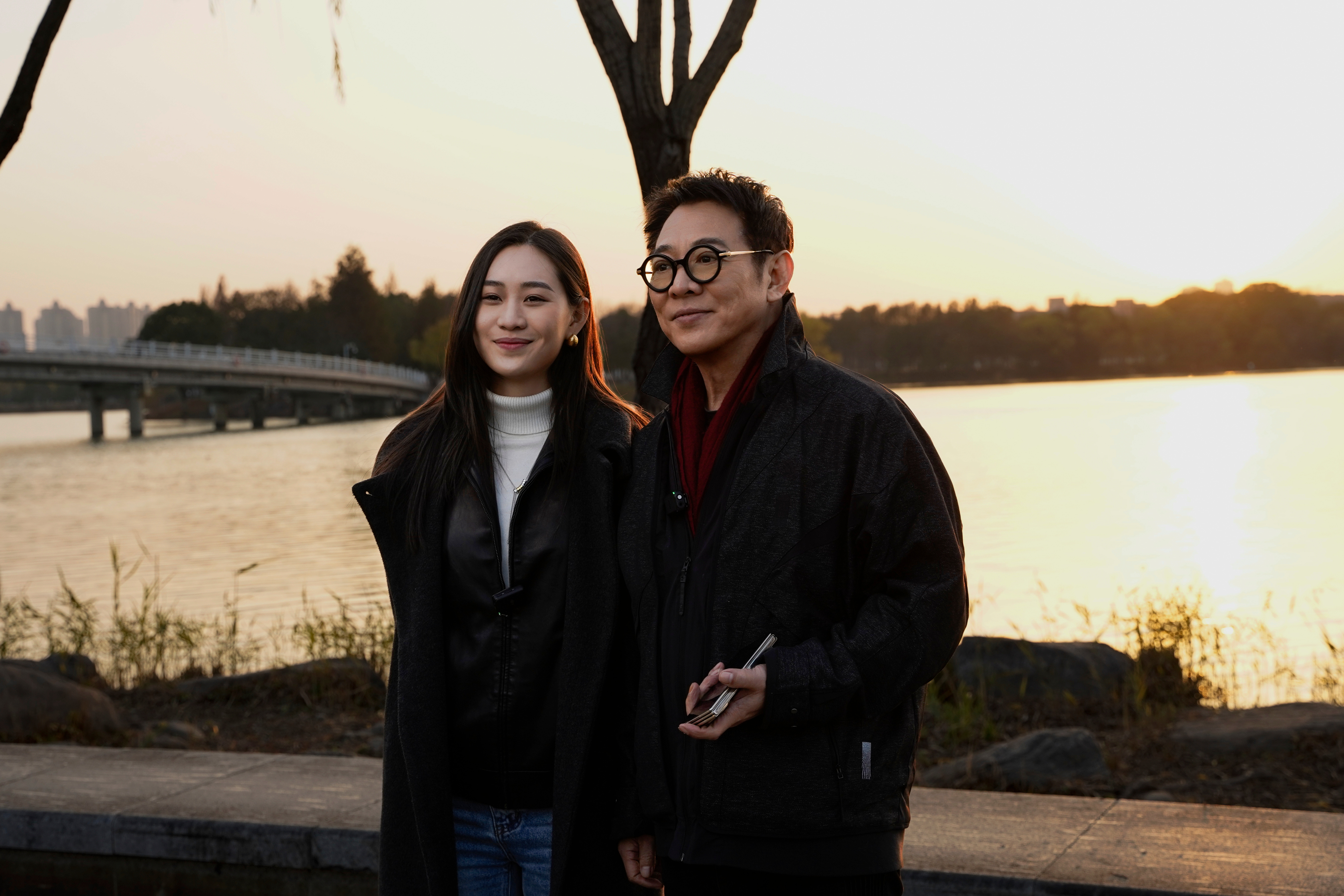 李连杰我女儿生下来就是享福的事件起始是李连杰之前给大女儿送新婚礼物，送了一天车