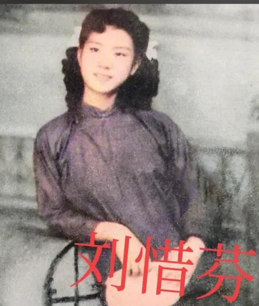 1949年，特务头子毛森，抓捕了一个交际花小姐，审讯时，毛森用刀划开她的衣服，轻
