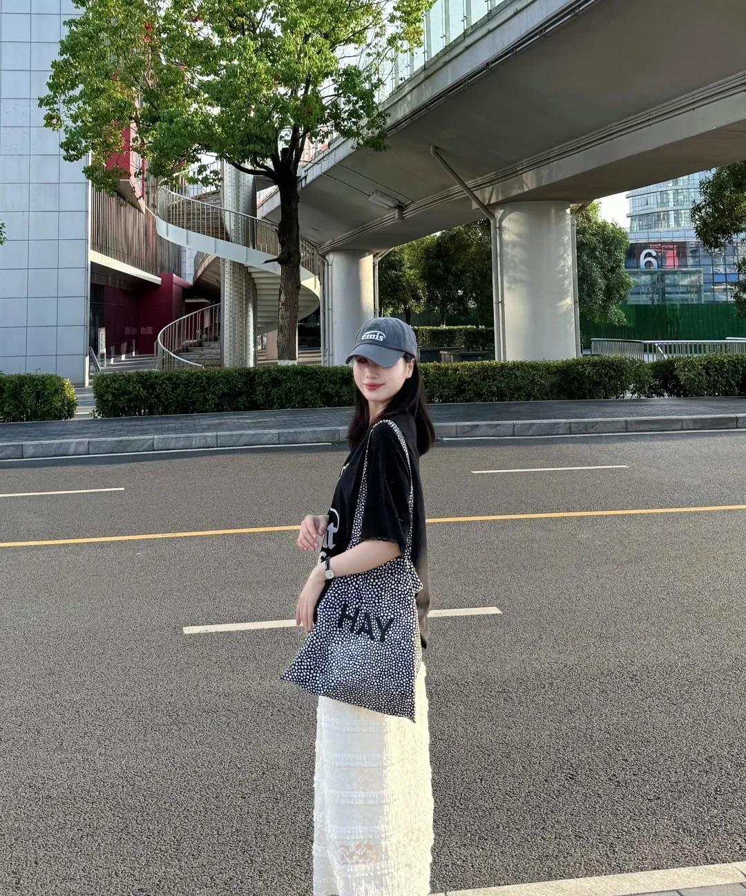 舒适自在的黑白配，怎么也看不厌呀！黑色印花的廓形T恤，是这种松垮的中长设计，