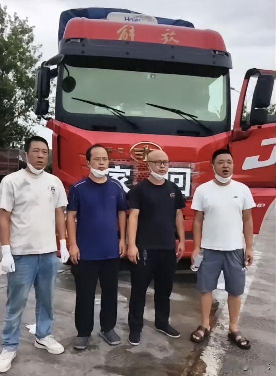 泪目了，陕西服务区，一辆货车停了三天没人动。工作人员打开门才发现，34岁司机早已