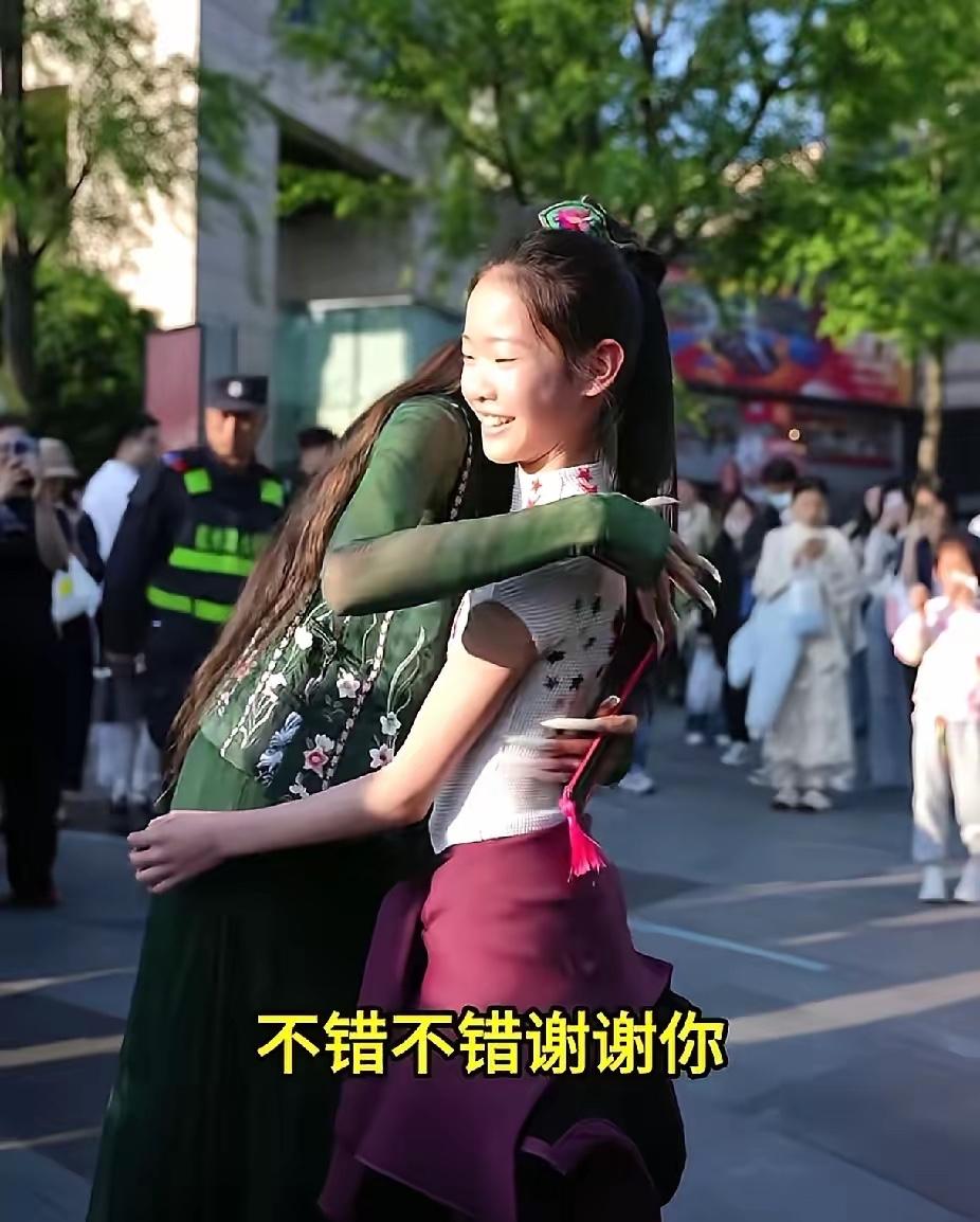 这个小孩姐太幸运了，在杭州西湖玩遇到了杨丽萍老师。杨丽萍一眼就看出小孩姐是舞蹈生
