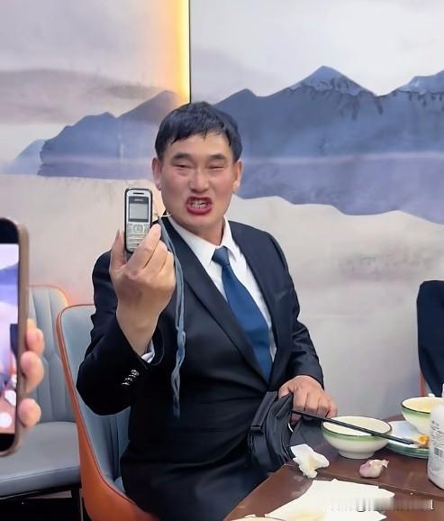 2011年的骗局，让大衣哥成了“南天门大将军”，如今他用一个梗赢麻了。身家千万