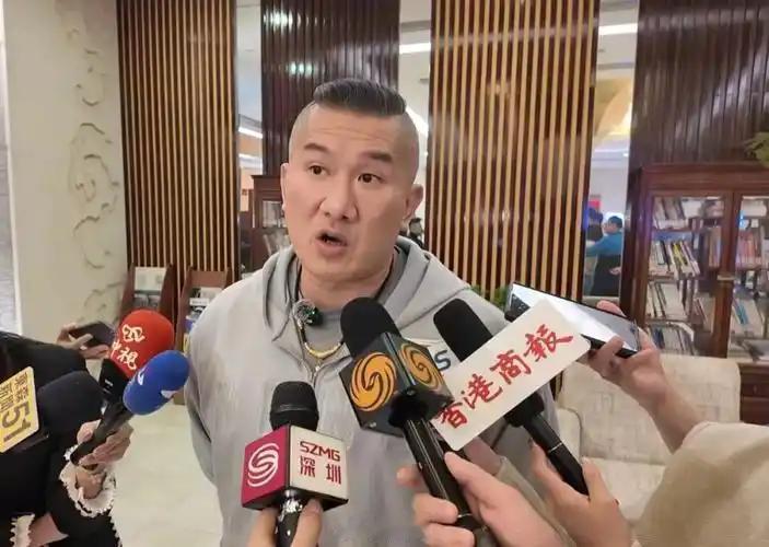 台湾地区知名博主"馆长"在直播镜头前直言：今后不再筹划前往大陆的自由行线路了