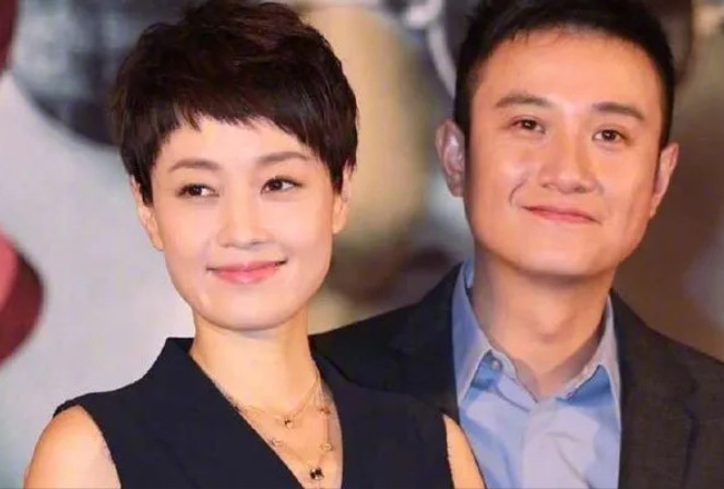 2004年，管虎离开相恋7年的女友马伊琍，转身娶了马伊琍的闺蜜梁静。管虎：“马伊