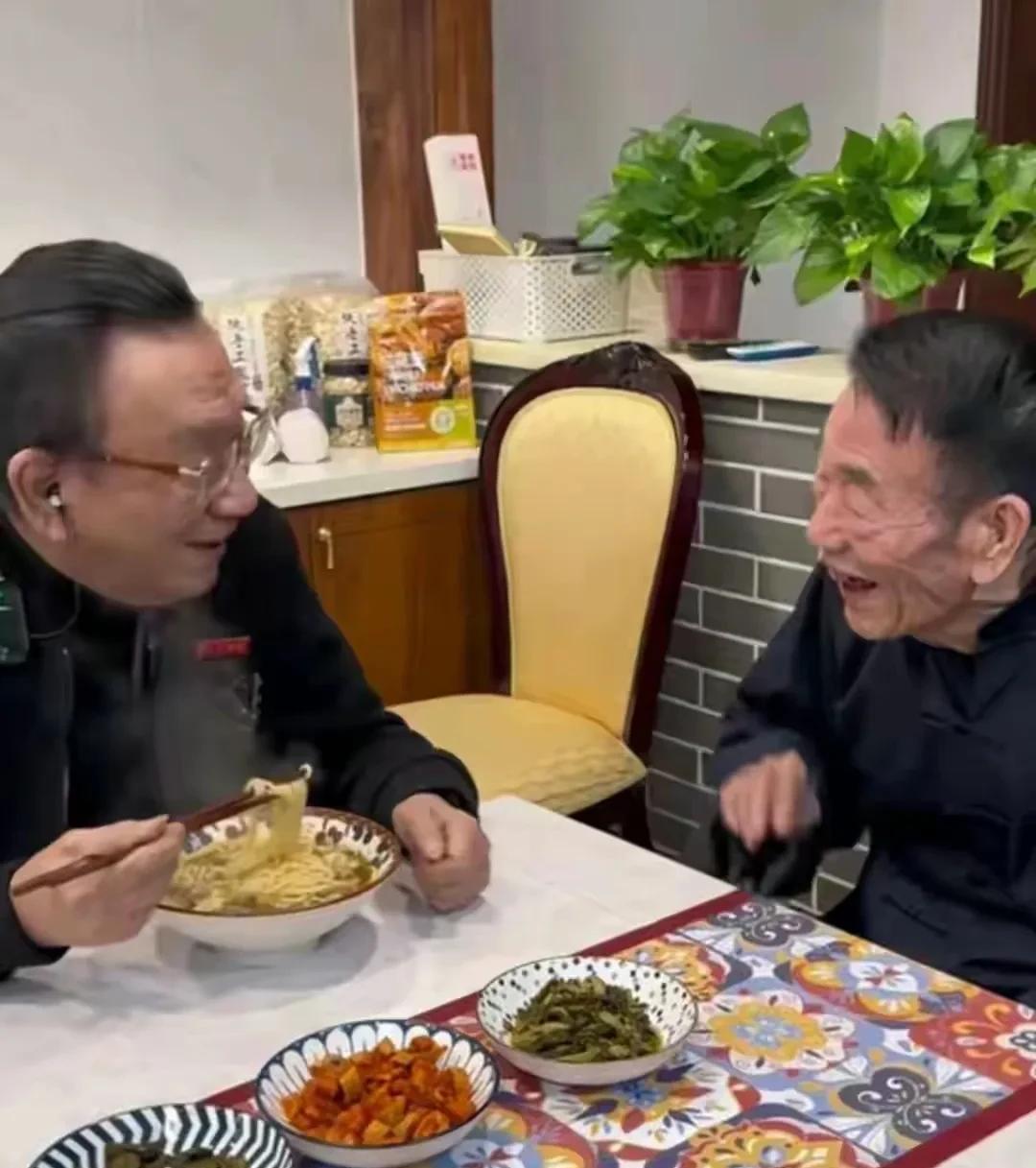#相声界恩怨情仇#侯耀华，不参加杨少华先生追悼会。侯家和杨家，是父一辈子一辈